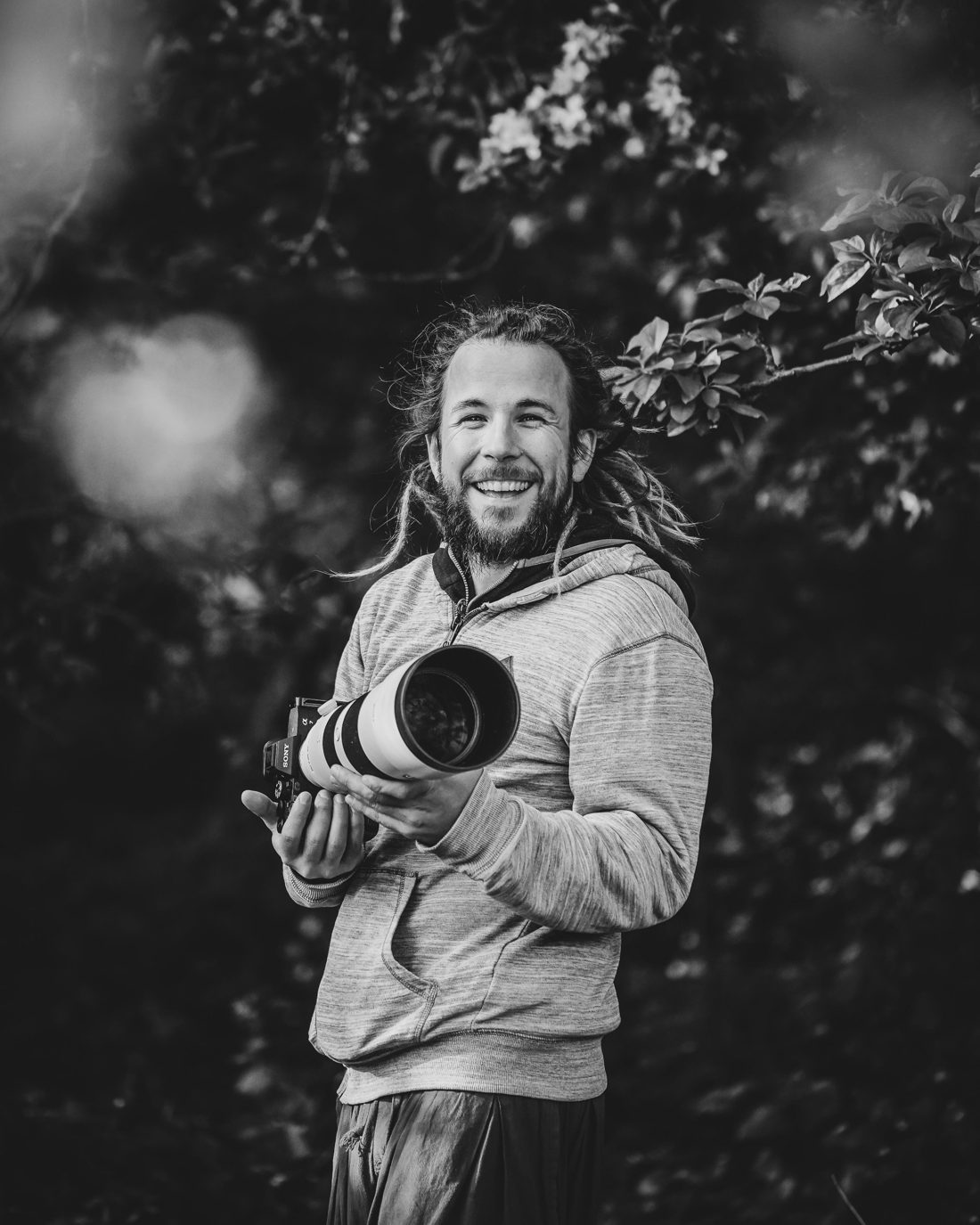 Christopher Peluso mit Kamera und Teleobjektiv